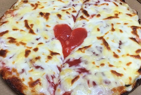 Pizza 7 queso, ¡Pura felicidad derretida en cada porción! �🍕✨