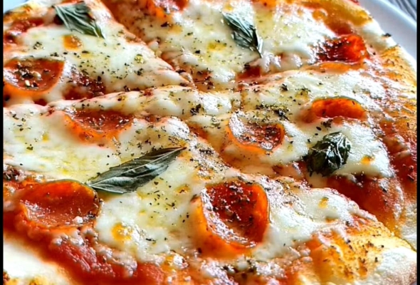 Pizza Napolitana tradicional, ¡Una explosión de sabor en cada bocado! 🍕✨