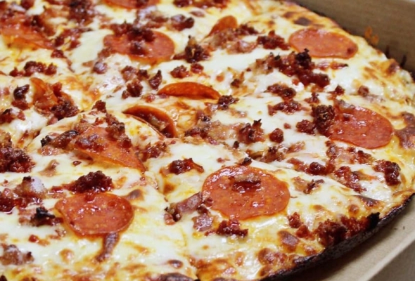 Pizza suprema, ¡La pizza para quienes quieren probarlo todo en un solo bocado! 🍕🎉