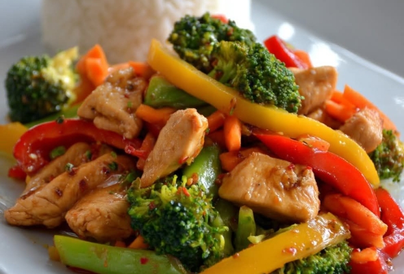 Salteado de Pollo y Vegetales con Arroz Blanco