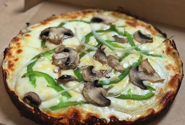 Pizza con hongos y chile, Una explosión de sabores intensos y reconfortantes en cada porción! 🌶️🍄🍕