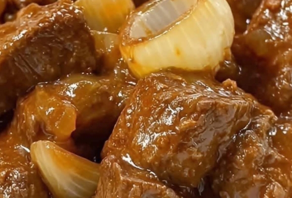 Estofado de Carne Clásico con Cebollitas Caramelizadas