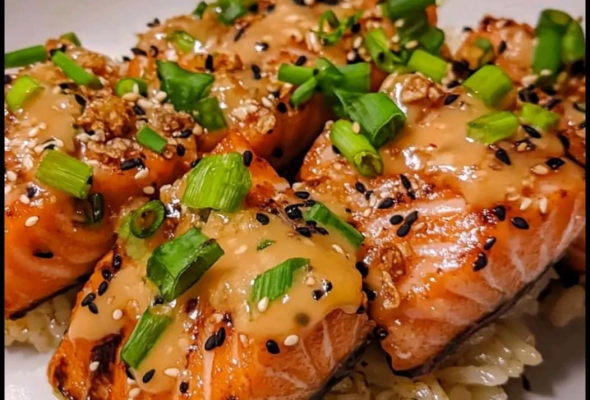 Salmón Glaseado con Sésamo y Cebollín