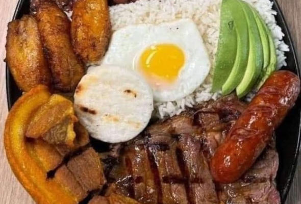 Plato del dia1 , Mixto Tradicional: Sabor Completo para el Buen Comer