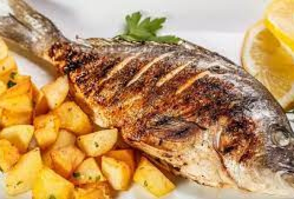 Pescado Entero a la Parrilla con Patatas Doradas
