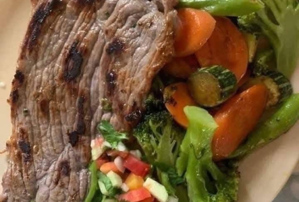 Asado a la Parrilla con Vegetales Frescos y Pico de Gallo