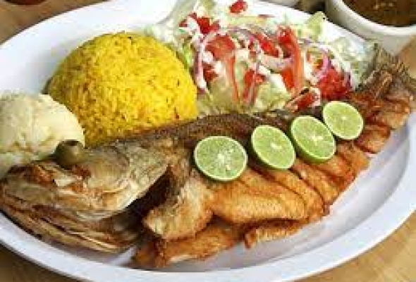 Pargo Frito Entero: Delicia Marina con Arroz Amarillo y Ensalada Fresca