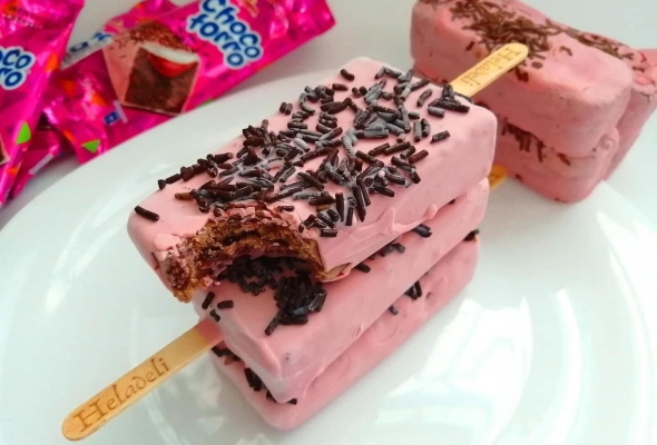 Paleta Cremosa de Fresa con Cobertura de Chocolate y Chispas