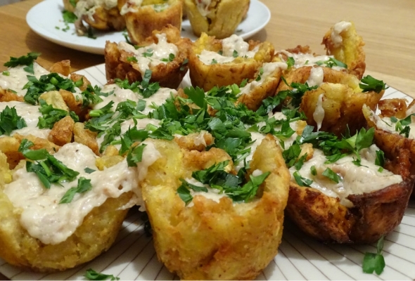 Tostones Rellenos con Salsa de Ajo y Perejil Fresco