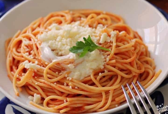 Spaghetti Clásico, ¡Un viaje directo a Italia en cada tenedor! 🍝🇮🇹